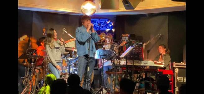 信曾在EZ5献唱。（翻摄EZ5脸书）