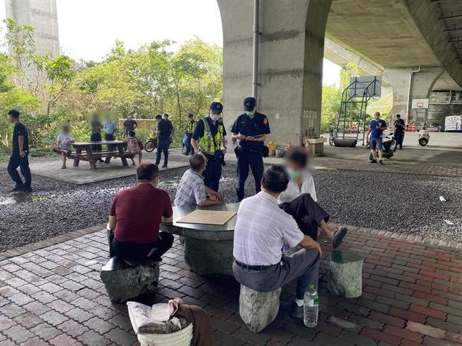 南投18人群聚下棋、喝咖啡，警方查獲送裁罰。（南投警分局提供／廖志晃南投傳真）