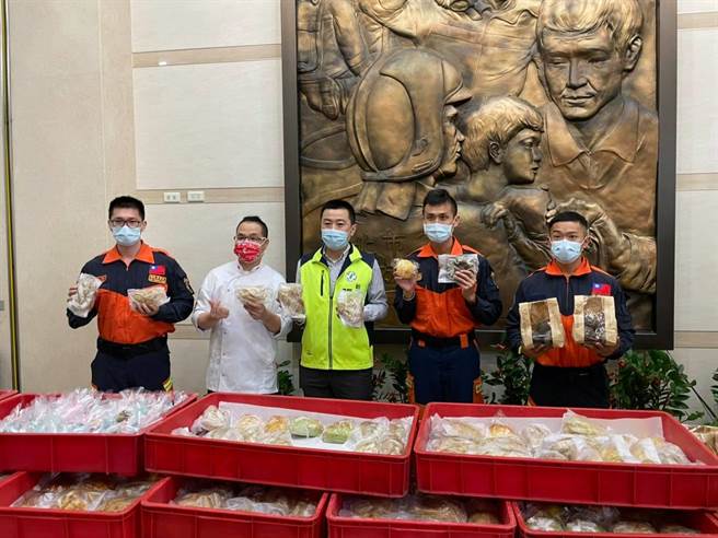 新北市议员张锦豪特邀请世界金厨冠军许燕斌与多元商集团创办人林俊洲，携手共同捐赠3000份西点麵包以及小点，慰劳第一线辛苦的防疫人员守护全民健康。（张锦豪提供）
