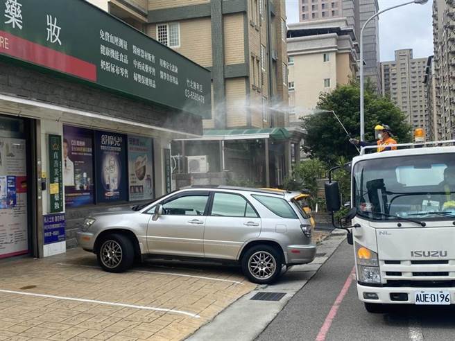 清洁单位消毒确诊者足迹。（新竹县政府提供）
