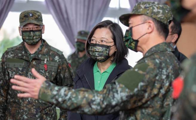 解讀蔡英文總統「大陸軍主義」思維，一旦發生戰爭，能夠看得著，抓得到的防衛力量只有陸軍，中共海空軍壓到本島周邊，台灣就得看看手上有多少兵力可以護土。(圖/摘自 蔡英文臉書)