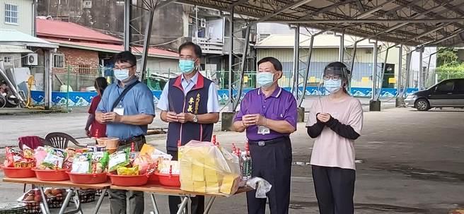 大内青果集货场25日开市，区长李义隆（左二）与公所同仁祈求开市顺利。（大内区公所提供／刘秀芬台南传真）