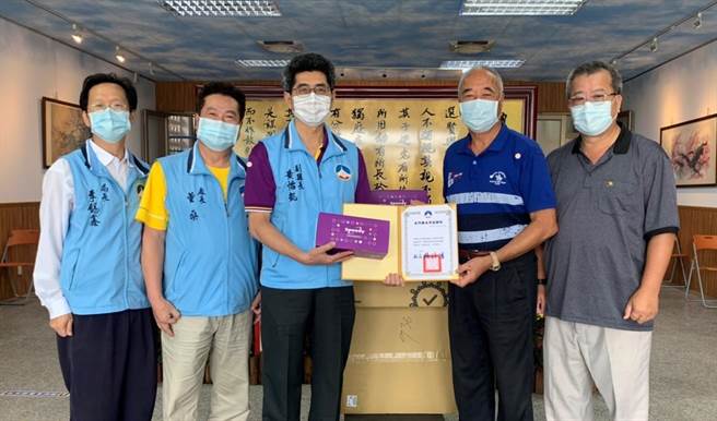 金门县旅台同乡会总会长杨维居（右二）偕副总会长陈復宝（右一）代表捐赠金门县政府快筛试剂1000组。（金门县府提供）