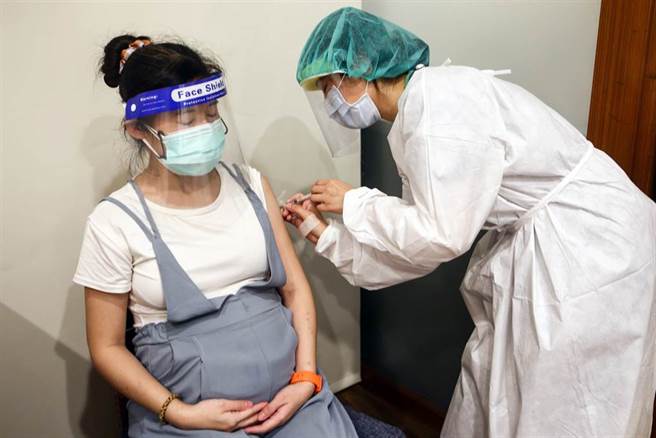 新北市陆续对孕妇施打疫苗，施打完的孕妇都选择打莫德纳疫苗，没人打AZ疫苗。新店慈济医院25日下午开放孕妇预约施打，施打疫苗前，院方贴心的帮每位孕妇做超音波检查，确认妈妈与胎儿的健康状况。（邓博仁摄）
