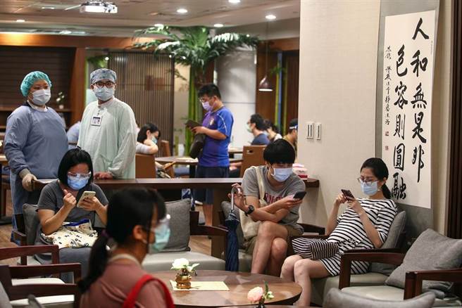 新北市陆续对孕妇施打疫苗，施打完的孕妇都选择打莫德纳疫苗，没人打AZ疫苗。新店慈济医院25日下午开放孕妇预约施打，施打疫苗前，院方贴心的帮每位孕妇做超音波检查，确认妈妈与胎儿的健康状况。图为孕妇在施打站大厅等候施打疫苗情形。（邓博仁摄）
