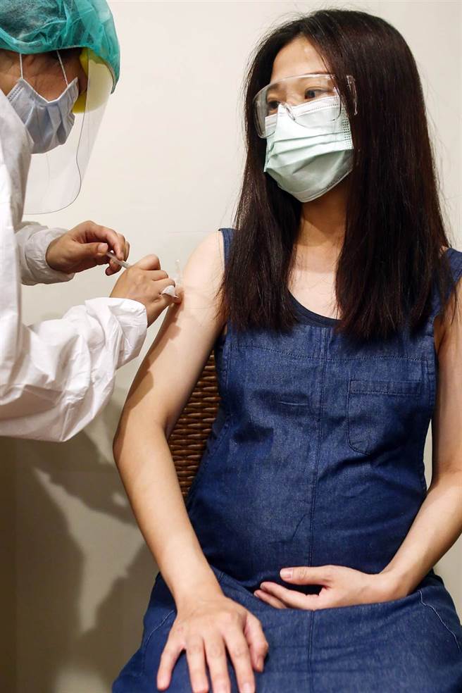 新北市陆续对孕妇施打疫苗，施打完的孕妇都选择打莫德纳疫苗，没人打AZ疫苗。新店慈济医院25日下午开放孕妇预约施打，施打疫苗前，院方贴心的帮每位孕妇做超音波检查，确认妈妈与胎儿的健康状况。（邓博仁摄）
