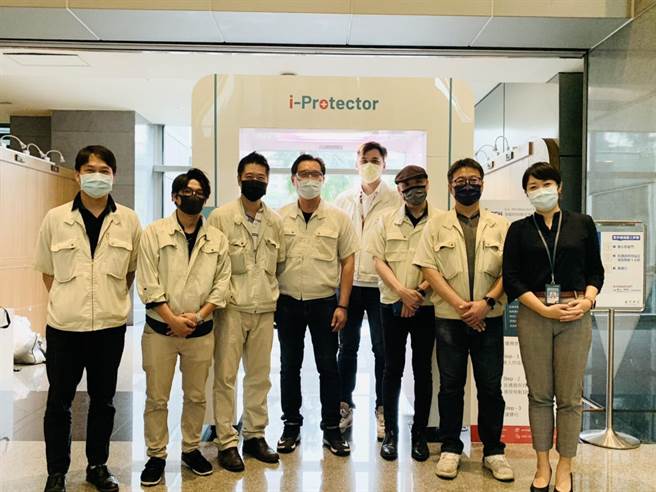 昱凯公司业务副总曾碧珊(右一)带领同事们不用半小时，迅速将防疫门装设完毕。昱凯科技提供