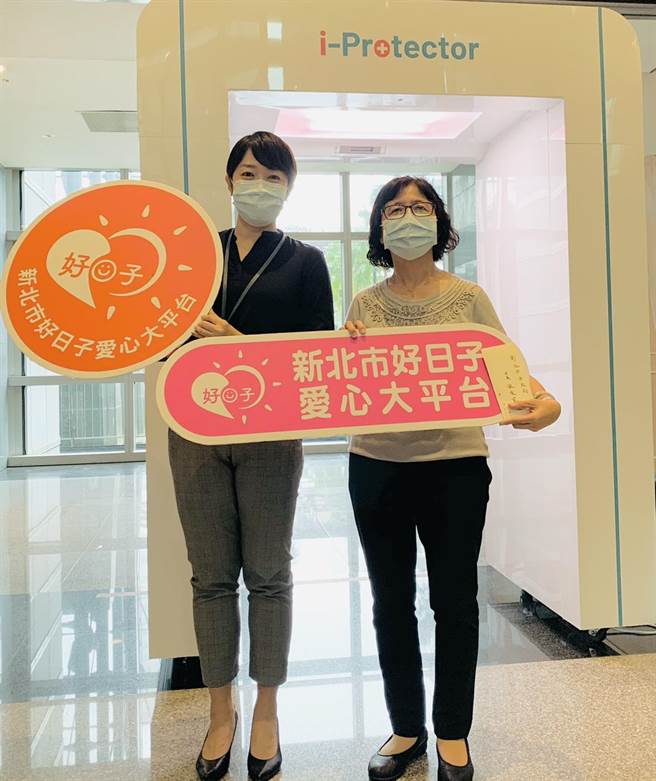 昱凯公司业务副总曾碧珊(左一)代表日本社方捐赠科技防疫门，由社会局副局长许秀能受赠。昱凯科技提供