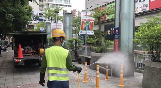台中市环保局针对埔里镇2名确诊男性个案，其疫调足迹，环境一一消毒喷洒。（台中市政府提供／张妍溱台中传真）