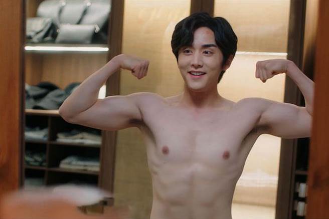 张新成在剧中有半裸戏。（爱奇艺国际站提供）