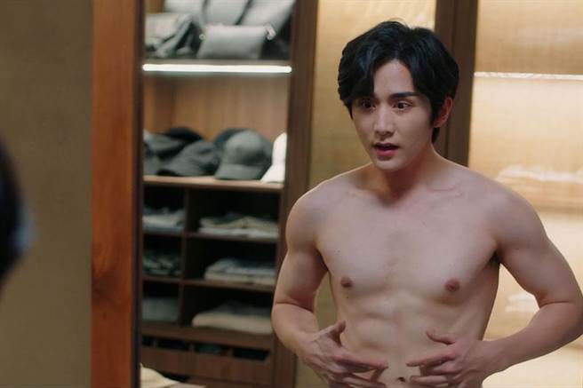 张新成在剧中有半裸戏。（爱奇艺国际站提供）