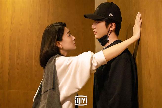 剧中被女主角壁咚。（爱奇艺国际站提供）