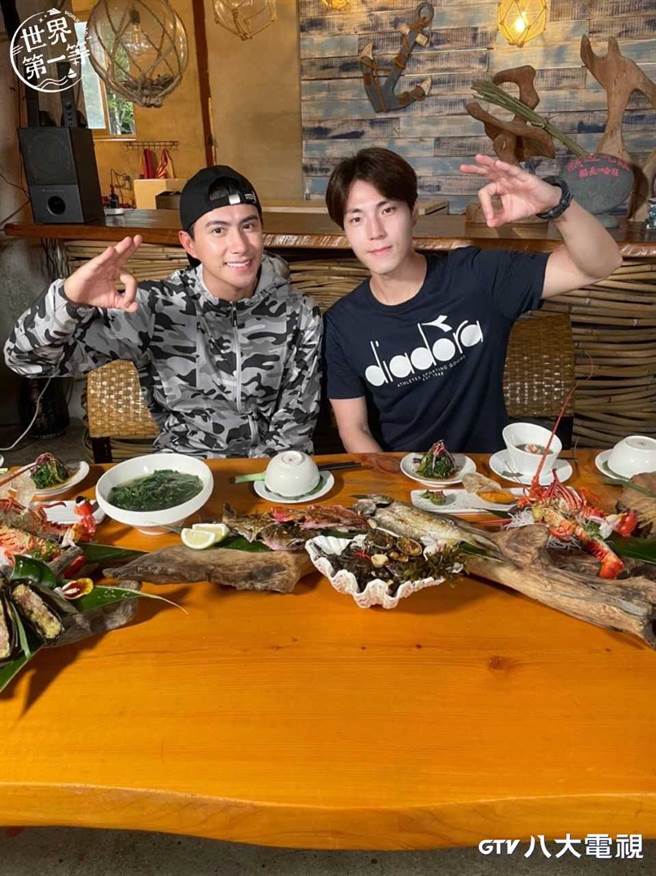 唐振刚（右）、潘君仑带观眾认识致力发扬传统文化技艺的达人们。（八大提供）