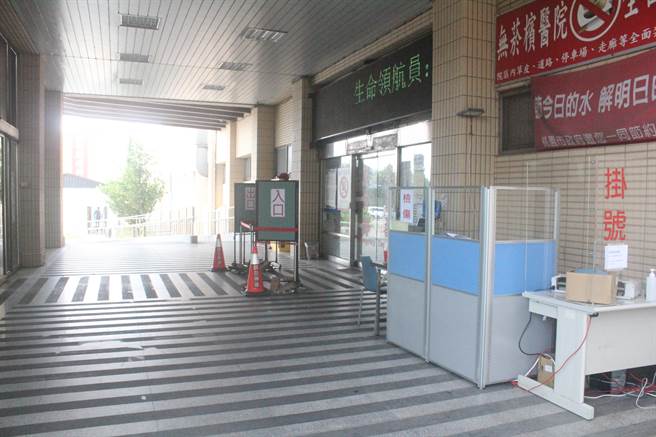 桃园市长郑文灿25日决定国军桃园总医院须降载，国军桃园总医院指出，至7月9日止除红区内科主治医师全面暂停外，各科主治医师将以每周1诊次降载服务量能。（萧灵玺摄）