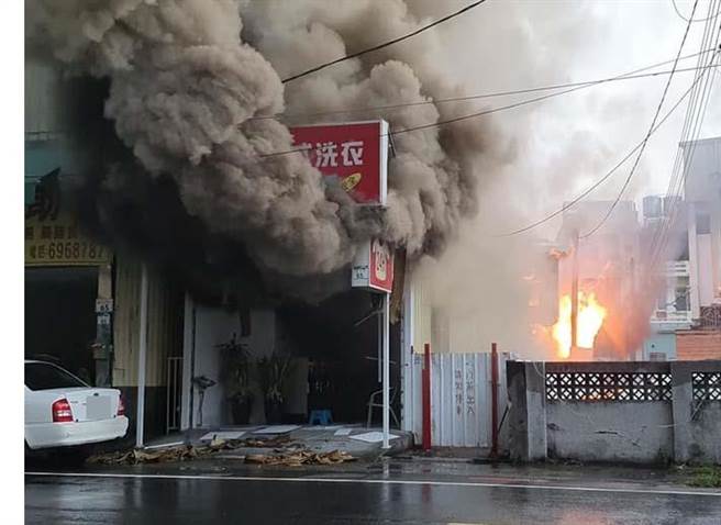 高市路竹区延平路一家自助洗衣店，25日傍晚发生火警，火势夹杂浓烟不断窜升，爆炸声响吓坏附近居民。(翻摄自「路竹区大小事」脸书社团)