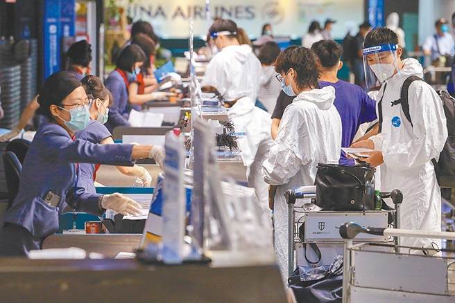 關島宣布推出疫苗支援企劃AIR V&V（Vaccines & Vacation），開放外籍旅客可入境關島並接種疫苗，旅行社與航空公司展開布局，最快7月初就能成行，預估最低每人5萬元有找。圖為桃園機場出境旅客辦理登機手續。（圖/本報資料照，陳麒全攝）