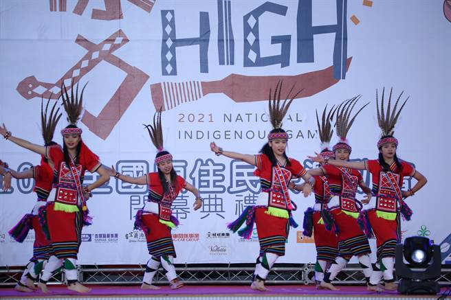 获109年补助的「太巴塱天艺工作坊」，受邀在今年全国原住民族运动会闭幕典礼中演出精采，广受好评。（原民局提供）