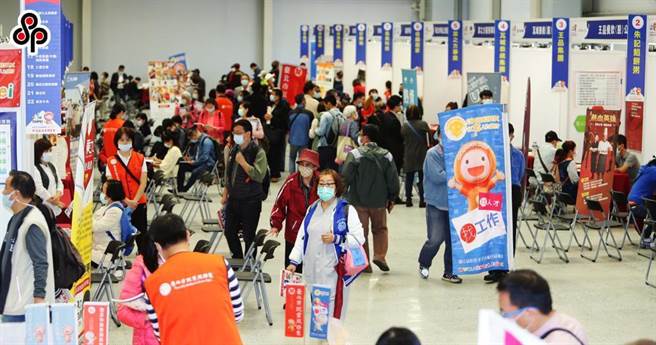 就业保险法明定15岁以下及65岁以上劳工及外国人不得参加，因此高龄时薪劳工、外国学生来台打工也领不到1万元生活补贴。图为2020年中高龄就业博览会。（报系资料照）