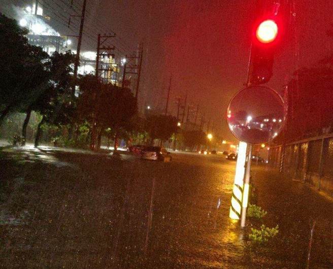 消防局据报小港区中林路淹水，有人受困，消防人员赶去中林路，发现积水区域，已有9辆轿车共10人受困；消防队员赶紧协助他们离开，所有受困者全已脱困。(翻摄照片／刘宥廷高雄传真)
