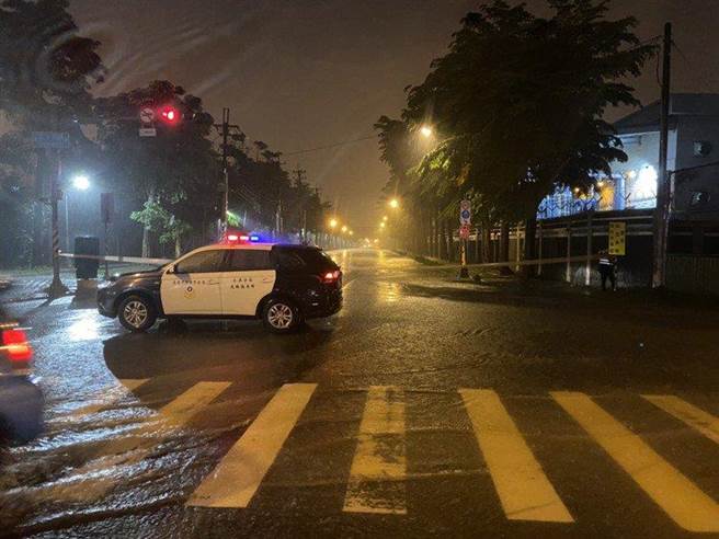 高雄傍晚降下大雨，造成小港、大寮、林园等区部分地区积淹水，其中小港区中林路淹水，车辆路过，发现水深约半个轮胎深，纷纷不敢再往前行，有些车辆受困积水中，向消防局求救，消防车赶去，1个小时后协助受困民眾离开。(翻摄照片／刘宥廷高雄传真)