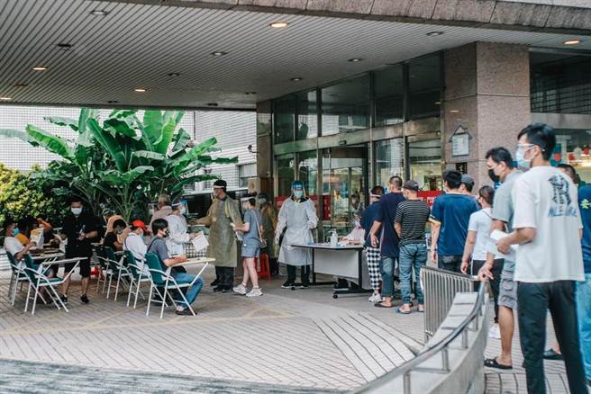 新北联合医院25日对600多名相关人员实施三合一（快筛、PCR、施打疫苗）热区围堵策略，期快速阻断传播链。（郭吉铨摄）