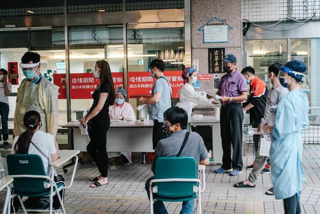 新北联合医院25日对600多名相关人员实施三合一（快筛、PCR、施打疫苗）热区围堵策略，期快速阻断传播链。（郭吉铨摄）