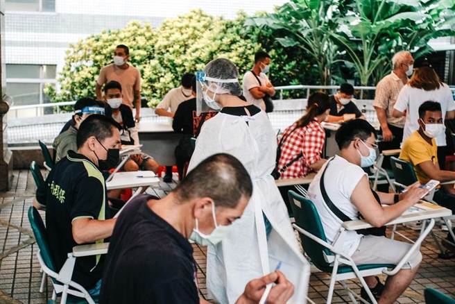 新北联合医院25日对600多名相关人员实施三合一（快筛、PCR、施打疫苗）热区围堵策略，期快速阻断传播链。（郭吉铨摄）