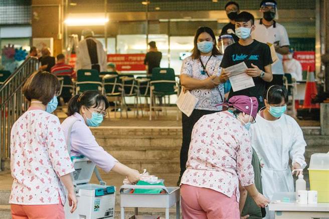 新北联合医院25日对600多名相关人员实施三合一（快筛、PCR、施打疫苗）热区围堵策略，期快速阻断传播链。（郭吉铨摄）