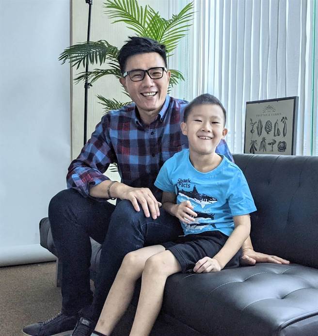 蒋伟文因疫情亲子之间的互动变多了。 （艾迪升提供）