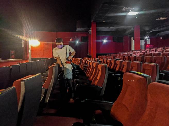南投戲院關閉期間仍每天清消影廳。（蔡杰峰提供）