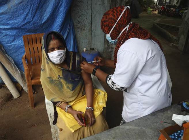 印度警方表示，孟買和加爾各答分別有約2000人和500人接種到假的新冠疫苗。圖為示意圖，並非指任何特定對象。（示意圖／美聯社）
