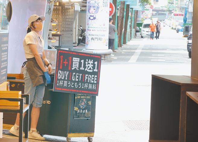 資深媒體人楊照昨表示，放眼世界，到現在仍然能夠實施入境強制檢疫隔離，似乎只剩下台灣和中國大陸，這代表正常的民主國家不可能進行這種強度的管制。圖為西門鬧區，街道十分冷清，堅持開店的餐飲店工作人員短暫的招呼客人。（粘耿豪攝）