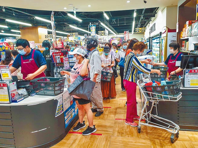 全家和全联两家通路业者确定进军电子支付。图为民眾在全联採买并排队结帐。（本报资料照片）