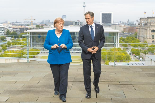 美国国务卿布林肯（右）23日在柏林与德国总理梅克尔（左）会晤。（美国国务院）