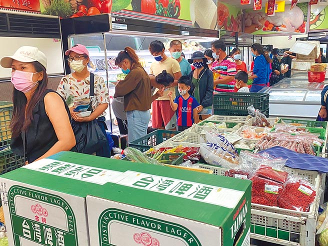 往返台東、蘭嶼貨輪停航長達13天，造成島上超市、超商民生物資缺乏，24日民生物資抵達後，民眾瘋狂搶購補貨。（民眾提供／蔡旻妤台東傳真）飲酒過量有礙健康