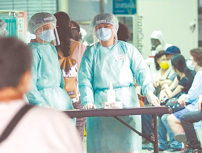 因应新冠肺炎疫情爆发，北市医护人力吃紧，北市府因此徵召退离职医护，却传出薪资未如期发放，让不少人相当不满。（本报资料照片）