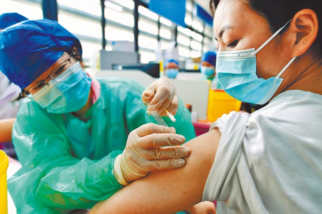 IMF副总裁张涛24日在「2021财新夏季峰会论坛」上表示，疫苗政策是当前最重要的经济政策，为儘早恢復全球经济，当务之急是各国早日完成疫苗的施打。（中新社）