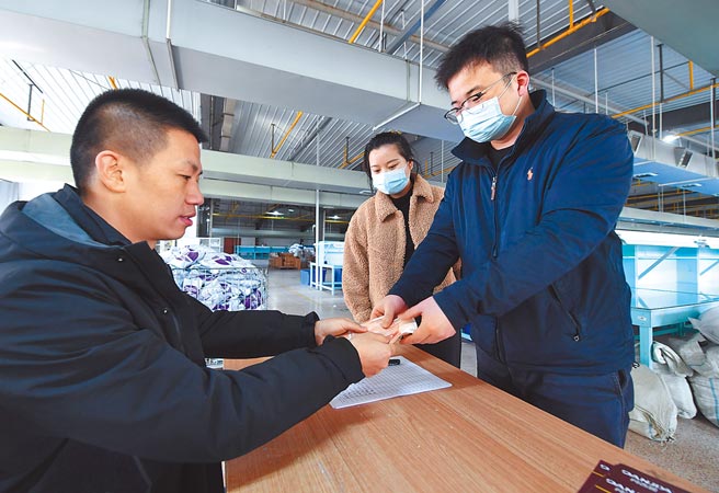 大陆多地相继宣布上调最低工资标准，其中，上海将自今年7月1日起，最低工资从2480元调升至2590元，约台币一万一千，为目前大陆最高的地方。（新华社）