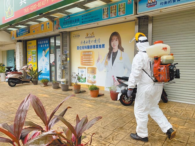 新竹县政府消毒确诊者曾造访的地点，盼能降低民眾疑虑。（竹县府提供／庄旻静竹县传真）