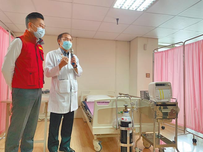 针对孕妇施打疫苗，新竹市府在体育馆施打站设置观察室，让医师随时透过仪器了解胎儿状态。（新竹市府提供／邱立雅竹市传真）