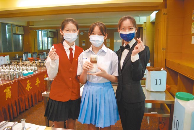 林小娴（右）、林芷亘（左）、林芷芸（中）三姊妹就读永平工商，个个都是技职好手。（吕筱蝉摄）