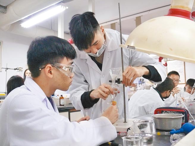 龙华科大参与教育部「展翅高飞」计画赴企业实习的五专学子，有学生结束实习，毕业后获得留用，平均薪资达4万5000元。（龙华科大提供／赖佑维桃园传真）