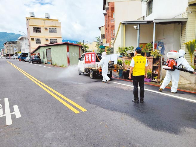 竹山镇再出现确诊个案，清洁队加强消毒。（竹山镇公所提供／廖志晃南投传真）