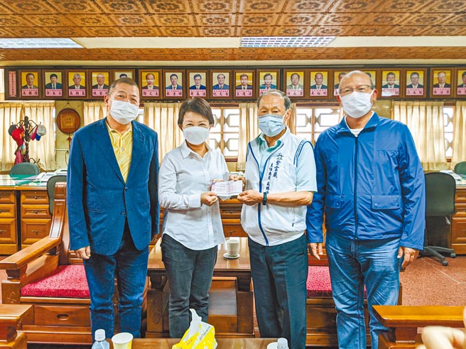 台中市議會議長張清照（右一）及前議長張清堂（左一）媒合，紫雲巖主委吳勝隆（右二）代表廟方捐贈中市府2000萬元防疫金，市長盧秀燕（左二）前往致謝。（台中市府提供／陳淑娥台中傳真）