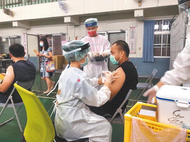 为避免西螺果菜市场的司机、助理员北上台北果菜市场时受群聚感染之虞，云林县府24日下午对持有阴性快筛检验的司机及助理员施打AZ疫苗。（周丽兰摄）