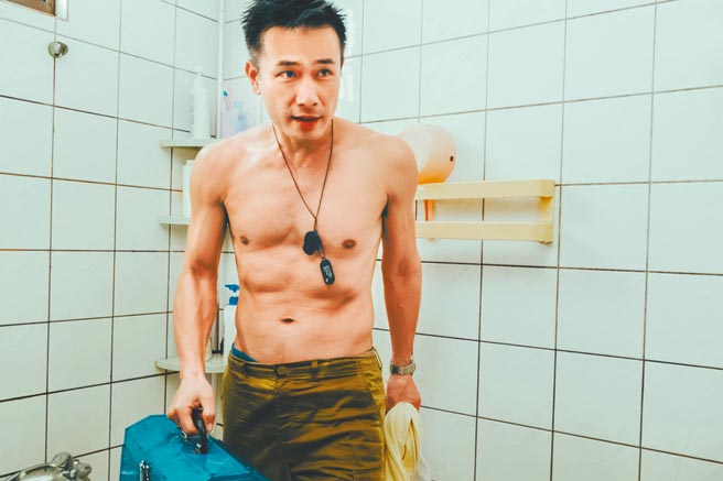 傅子纯为《黄金岁月》半裸入镜。（民视提供）