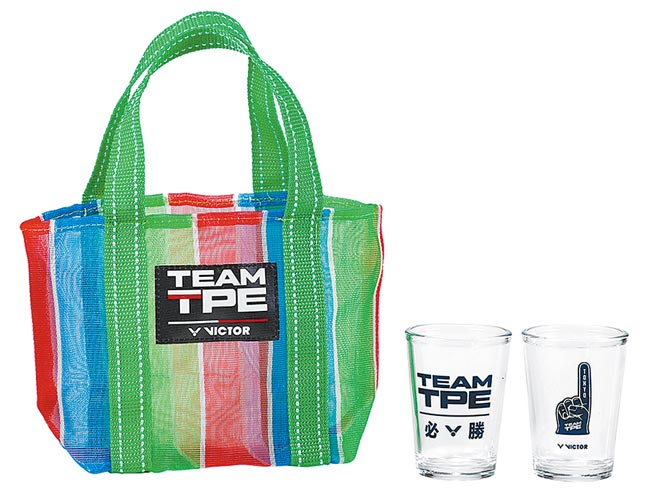 台湾羽球品牌VICTOR担任中华队官方合作伙伴，以VICTOR TEAM TPE为核心，更打造具浓浓台湾味的中华队玻璃对杯（见图）450元，让粉丝能一边欣赏赛事，一边乾杯为选手喝采。（VICTOR提供）