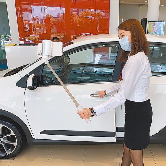 KIA展示中心配置手持稳定器，确保业代进行视讯时的画面清楚不摇晃，宛如亲临现场的赏车体验。（台湾森那美起亚提供）