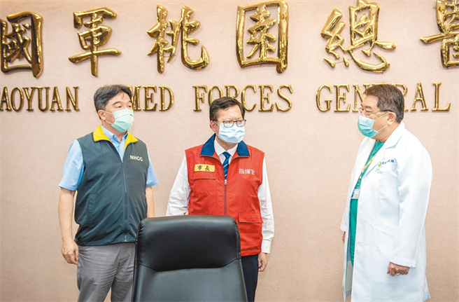 桃园市长郑文灿至国军桃园总医院了解状况，并协调院内15名确诊者转院。（桃园市新闻处提供）