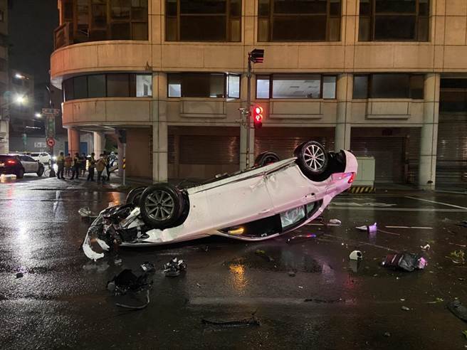 高市蔡姓男子酒驾宾士车，过弯不慎失控自撞安全岛，宾士车四轮朝天躺在马路上。（翻摄照片／石秀华高雄传真）